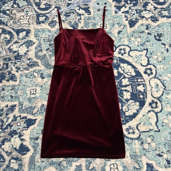 UO Genova red velvet tie back dress - Picture 4 of 7